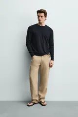 Sweater de punto relaxed fit confeccionado en hilatura con viscosa de tacto suave, color marrón, con cuello redondo y manga larga. Cuenta con acabados en rib.