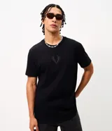 Remera masculina de algodón negro con cuello redondo, mangas cortas y corte comfort. Presenta un estampado tribal sutil en el centro del pecho.