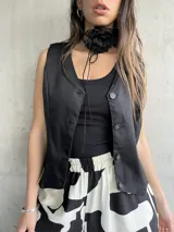 Chaleco sastrero negro con botones, de corte corto y moderno.