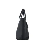 Maxi bolso tipo shopper color negro, realizado en cuero tipo flotter. Tiene doble asa reforzada para colgar del hombro y neceser interior.