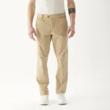 Pantalón chino color beige, corte slim fit, con bolsillos laterales y traseros.