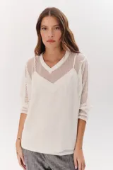 Sweater de tejido de punto calado color lila, con cuello en V y mangas largas.