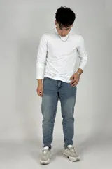 Pantalón de jean celeste con efecto lavado, corte recto y tiro medio.