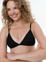 Bralette triangular de encaje negro con copas removibles, breteles ajustables y cierre posterior con broche de cuatro posiciones.