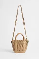 Cartera Rapsodia tipo tote mini en color tostado, confeccionada con cuerpo de tejido estilo red y detalles en material sintético liso. Cuenta con asas de mano acolchadas y una correa desmontable trenzada en tonos verde, rosa y marrón con herrajes metálicos. Incluye una placa frontal con el nombre de la marca grabado.