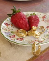 Anillo de diseño artesanal con estructura entrelazada de líneas irregulares y acabado orgánico. Pieza ajustable fabricada en metales nobles.