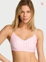 Bralette inalámbrico de Victoria's Secret con escote pronunciado, diseño a rayas rosadas y blancas, tirantes ajustables con logo y microfibra suave.