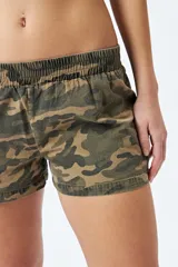 Short color crema con estampado abstracto en tonos grises, de tiro bajo y cintura elástica.