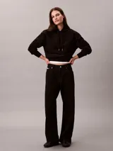 Buzo con capucha Calvin Klein de corte clásico, confeccionado en mezcla de algodón y poliéster. Presenta cordones ajustables en la capucha, puños y dobladillo con terminación en punto canalé, y el logotipo de la marca bordado de forma sutil en el pecho.