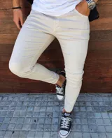 Pantalón chino beige de corte chupín, con bolsillos laterales y traseros, ideal para un estilo urbano y casual.