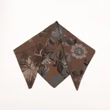 Pashmina cuadrada de diseño estampado con grandes flores y hojas en tonos marrones, grises y ocres sobre fondo marrón.