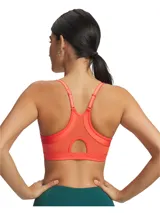 Top deportivo Under Armour de bajo impacto, confeccionado en tejido técnico de secado rápido. Presenta un diseño de escote en V, tirantes ajustables y banda elástica inferior con el logo de la marca estampado.
