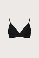 Top de bikini triangular color negro con faja inferior y detalles metálicos dorados en los breteles.