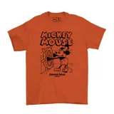 Remera de algodón color naranja con estampa frontal en color negro de Mickey Mouse en la escena de Steamboat Willie.