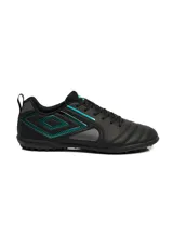 Championes de fútbol Umbro modelo Vision TF, color negro con detalles en turquesa. Presentan diseño con textura en la puntera, logo lateral característico y suela con tapones pequeños ideales para césped sintético.