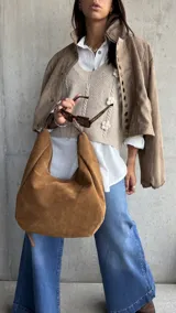 Chaleco de punto color beige con escote en V, diseño de trenzas verticales y tres flores tejidas en relieve.