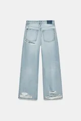 Jeans de tiro medio con cinco bolsillos, diseño boyfriend y detalles de rotos en el delantero. Cuenta con cierre frontal con cremallera y botón metálico.