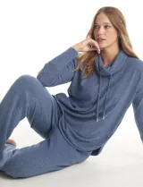 Pantalón tipo jogger de tejido soft color azul, con cintura elástica y bolsillos laterales funcionales. Presenta un diseño de pierna fluida con ajuste leve en los tobillos.
