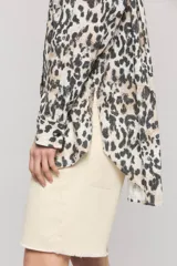 Camisa oversize de algodón con estampado animal print, cuello camisero, manga larga y cierre frontal con botones.
