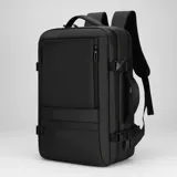 Mochila de viaje de diseño minimalista y funcional, color negro. Cuenta con múltiples compartimentos, incluyendo uno para laptop, puerto USB integrado, correas de compresión laterales, asa de transporte lateral y correas de hombro acolchadas con protección lumbar.