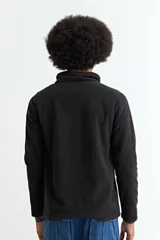 Buzo de polar gris con cuello alto y cierre frontal parcial, de manga larga y ajuste cómodo.