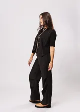 Pantalón de vestir negro con corte recto y tiro alto.