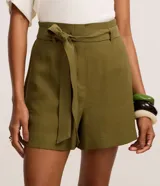 Short de sastrería modelo clochard marca Cortelle, color verde militar, con cintura alta, trabillas y cinturón lazo del mismo tejido.