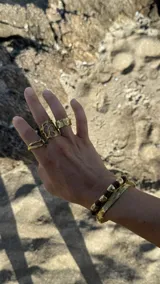 Esclava rígida de diseño artesanal con textura irregular y acabado metálico, ideal para uso diario.