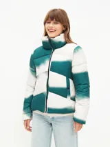 Campera puffer corta con cuello alto, cierre frontal con cremallera y bolsillos laterales. Diseño con bloques de color blanco y verde degradado.