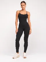 Monopieza deportivo negro con breteles finos, espalda escotada con detalle cruzado y diseño largo hasta los tobillos, confeccionado en poliamida de alta performance.