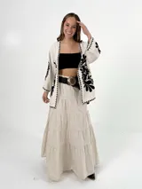 Falda larga de algodón color negro, con corte campesino y diseño escalonado.