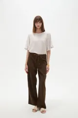 Pantalon de jean color natural, de corte baggy con cintura media, bolsillos laterales amplios y ajuste mediante cordón en la cintura.