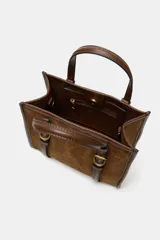 Bolso mini shopper de efecto pana en color marrón, con detalles en cuero sintético marrón, asas de mano, asa bandolera extraíble de tela en color beige y cierre imantado.