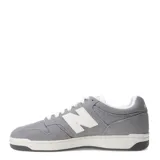 Championes urbanos New Balance modelo 480, color gris con detalles en blanco. Confeccionados en gamuza y malla, presentan el logo N característico en los laterales y suela de goma.