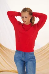 Sweater azul de punto con cuello redondo y mangas largas.