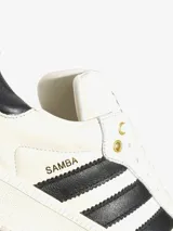 Championes Adidas Samba XLG color crema con las tres tiras laterales en negro.