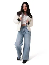 Chaqueta acolchada tipo puffer de Caterpillar, con diseño bicolor en blanco y negro. Presenta cuello alto, cierre frontal completo, bolsillos laterales con cierre y puños de punto acanalado. Incluye el logo de la marca estampado en el pecho.