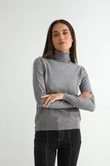 Polera de cuello alto y manga larga, confeccionada en tejido de punto fino con un diseño ajustado al cuerpo.