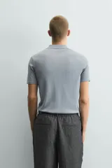 Polo de corte regular fit, con cuello solapa, cierre frontal de botonadura y manga corta con acabados en rib.