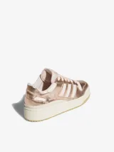 Zapatillas Adidas Forum Bold Stripes de plataforma, color rosado metálico con acabado brillante, cordones y suela de caucho color beige.