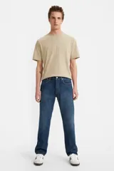 Jean Levi's modelo 501 Original Button Fly de corte regular, tiro medio y pierna recta en color azul con lavado medio oscuro, confeccionado en denim de algodón sin elasticidad, con cierre de botones clásico.