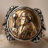 Anillo de plata 925 con lámina de oro 18k y circonias, con diseño de medalla de San Benito.