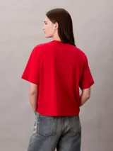 Remera Calvin Klein de manga corta en color rojo, con cuello redondo, corte regular y el logo de la marca bordado en 3D en el pecho.