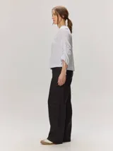 Pantalón azul de corte recto y amplio, con estampado de rayas verticales sutiles, tiro alto y cintura elástica fruncida.