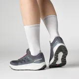 Championes de trail running Salomon Vision color gris oscuro, con detalles en rojo en los cordones, suela blanca y amortiguación texturizada.