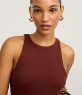 Musculosa basica de rib de algodon color bordo con cuello redondo y corte regular.