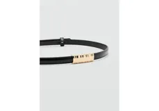 Cinturón fino de poliuretano color negro, con elegante hebilla metálica dorada.