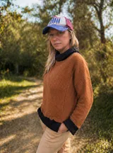 Polerón de punto inglés en color verde menta con detalles en contraste color gris oscuro en cuello, puños y ruedo. Presenta un diseño holgado con aberturas laterales y mangas largas.