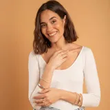 Anillo de plata 925 con diseño de piedra central grande y brillante, con banda decorada con pequeños cristales.