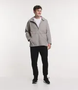Pantalón jogger deportivo de corte ajustado, con cintura elástica y cordón de ajuste. Cuenta con bolsillos laterales con cierre y puños elásticos en el bajo. Diseño liso en color negro.